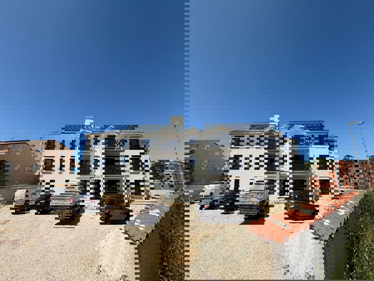 UMAG-BAŠANIJA-PRODAMO APARTMA V 1. NADSTROPJU 400 M OD MORJA
