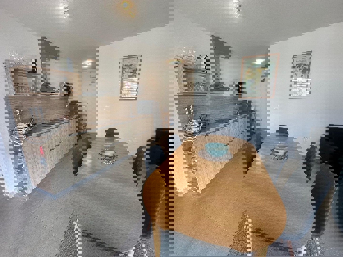 NOVIGRAD - STANOVANJE NA PRODAJ V 1. NADSTROPJU Z BAZENOM