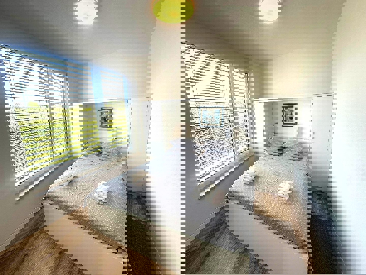 NOVIGRAD - STANOVANJE NA PRODAJ V 1. NADSTROPJU Z BAZENOM