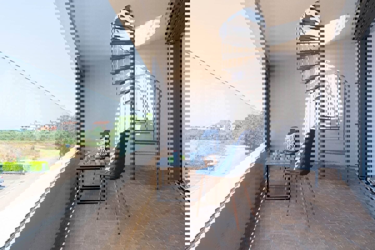 NOVIGRAD - STANOVANJE V NOVOGRADNJI S STREŠNO TERASO IN BAZENOM NAPRODAJ