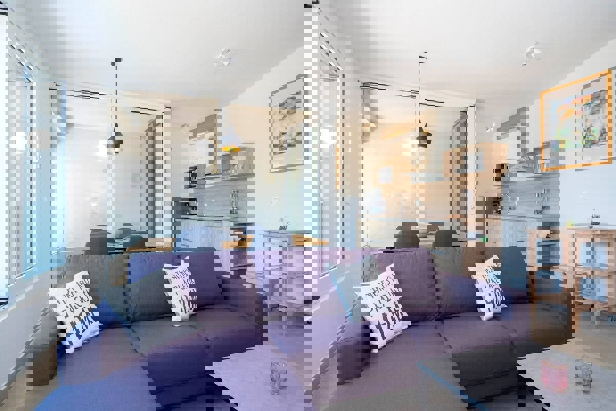 NOVIGRAD - STANOVANJE V NOVOGRADNJI S STREŠNO TERASO IN BAZENOM NAPRODAJ