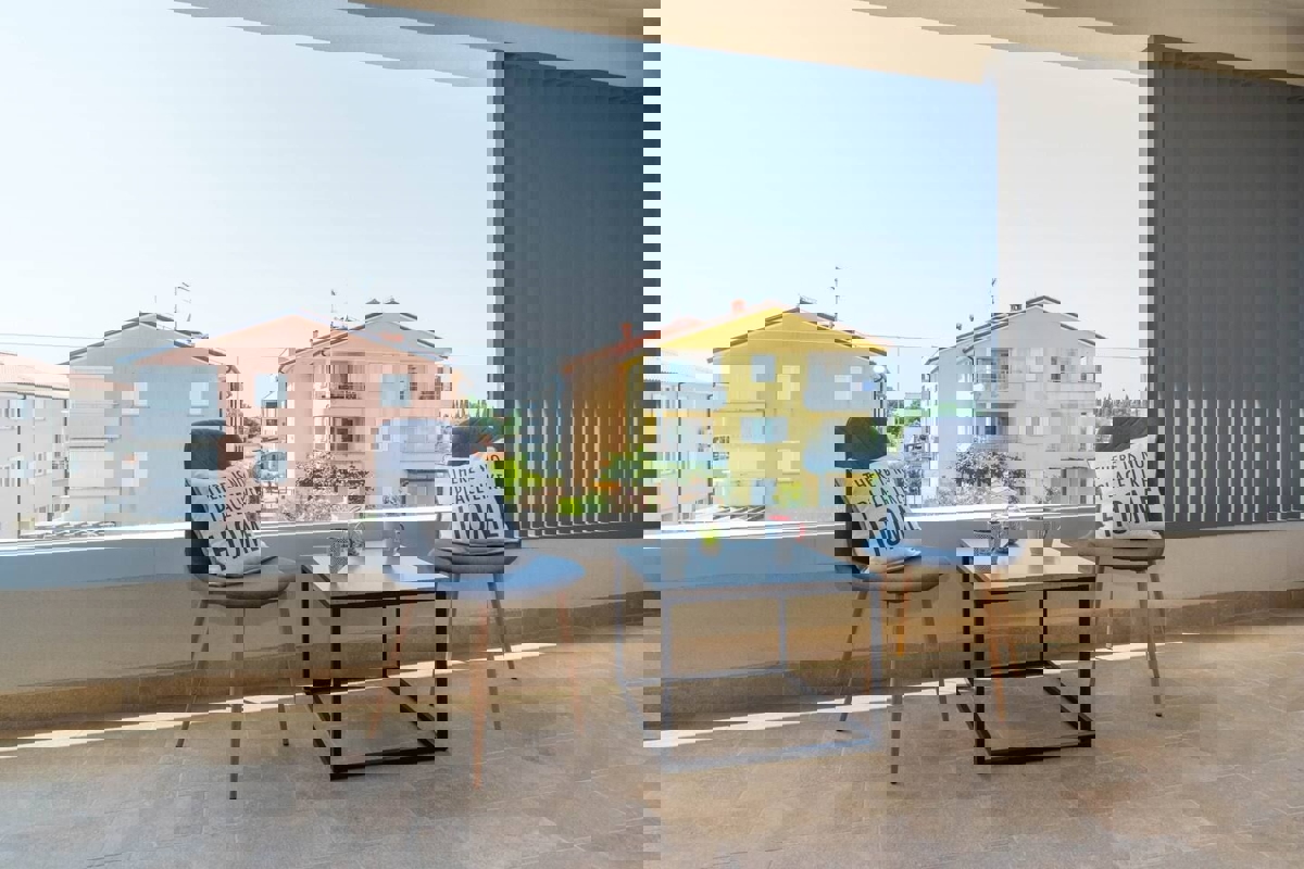 NOVIGRAD - STANOVANJE V NOVOGRADNJI S STREŠNO TERASO IN BAZENOM NAPRODAJ