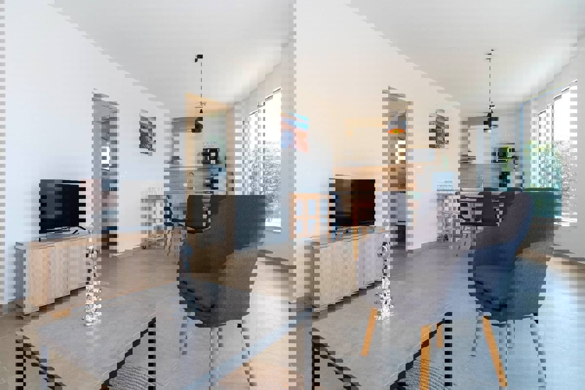 NOVIGRAD - STANOVANJE V NOVOGRADNJI S STREŠNO TERASO IN BAZENOM NAPRODAJ