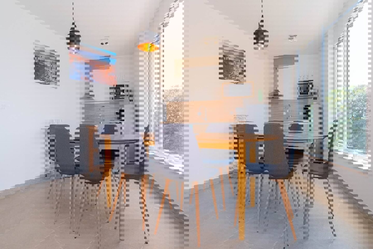 NOVIGRAD - STANOVANJE V NOVOGRADNJI S STREŠNO TERASO IN BAZENOM NAPRODAJ