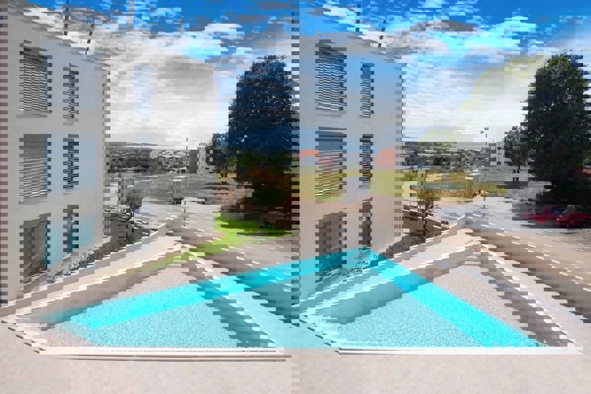 NOVIGRAD - STANOVANJE V NOVOGRADNJI S STREŠNO TERASO IN BAZENOM NAPRODAJ