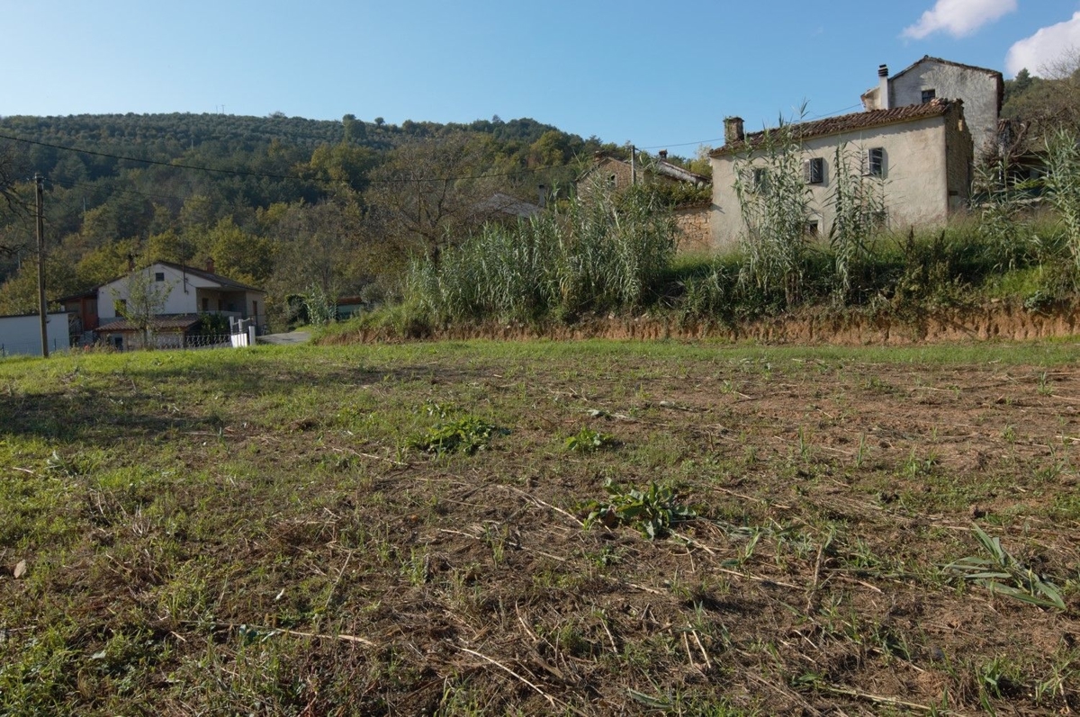 MOTOVUN OKOLICA - PRODAMO ZAZIDLJIVO ZEMLJIŠČE Z IDEJNIM PROJEKTOM