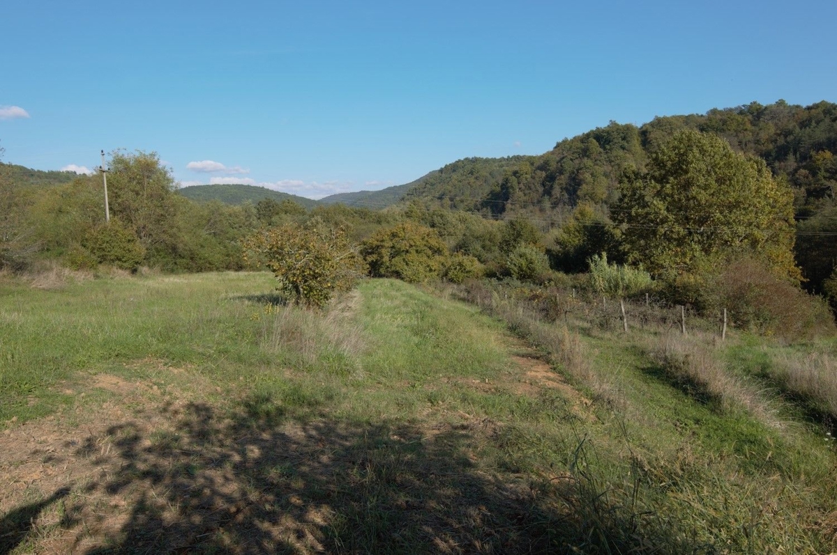 MOTOVUN OKOLICA - PRODAMO ZAZIDLJIVO ZEMLJIŠČE Z IDEJNIM PROJEKTOM