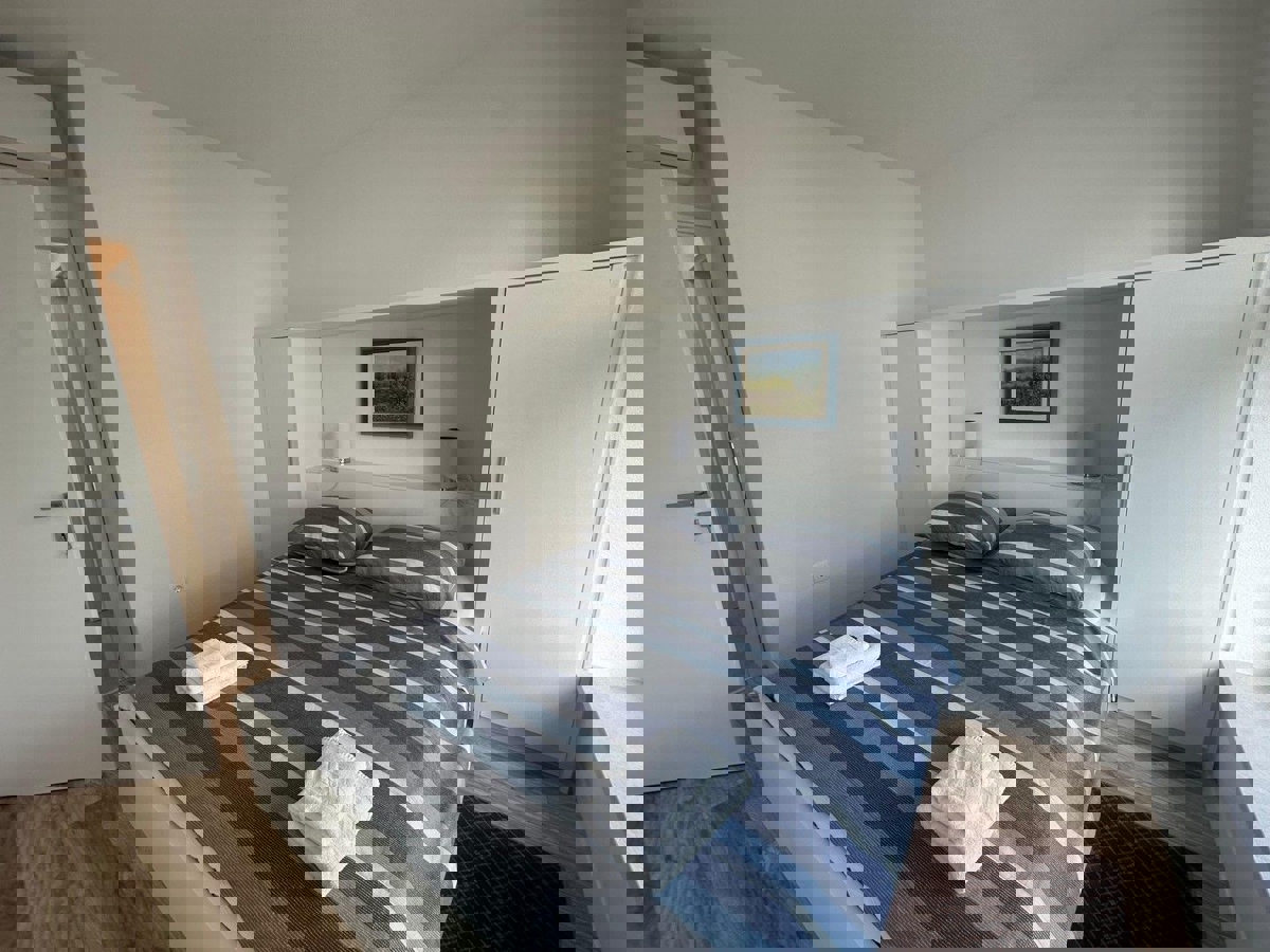 NOVIGRAD - STANOVANJE NA PRODAJ, 1. NADSTROPJE Z BAZENOM ZA UPORABO