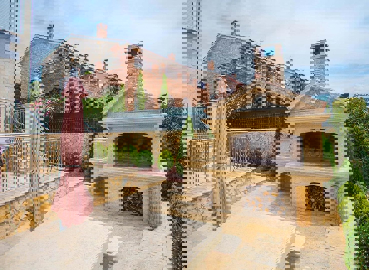 POREČ - VILA S TREM APARTMAJI IN PANORAMSKIM POGLEDOM NA MORJE