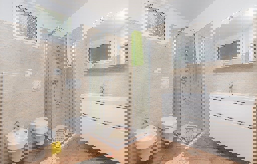 POREČ - VILA S TREM APARTMAJI IN PANORAMSKIM POGLEDOM NA MORJE