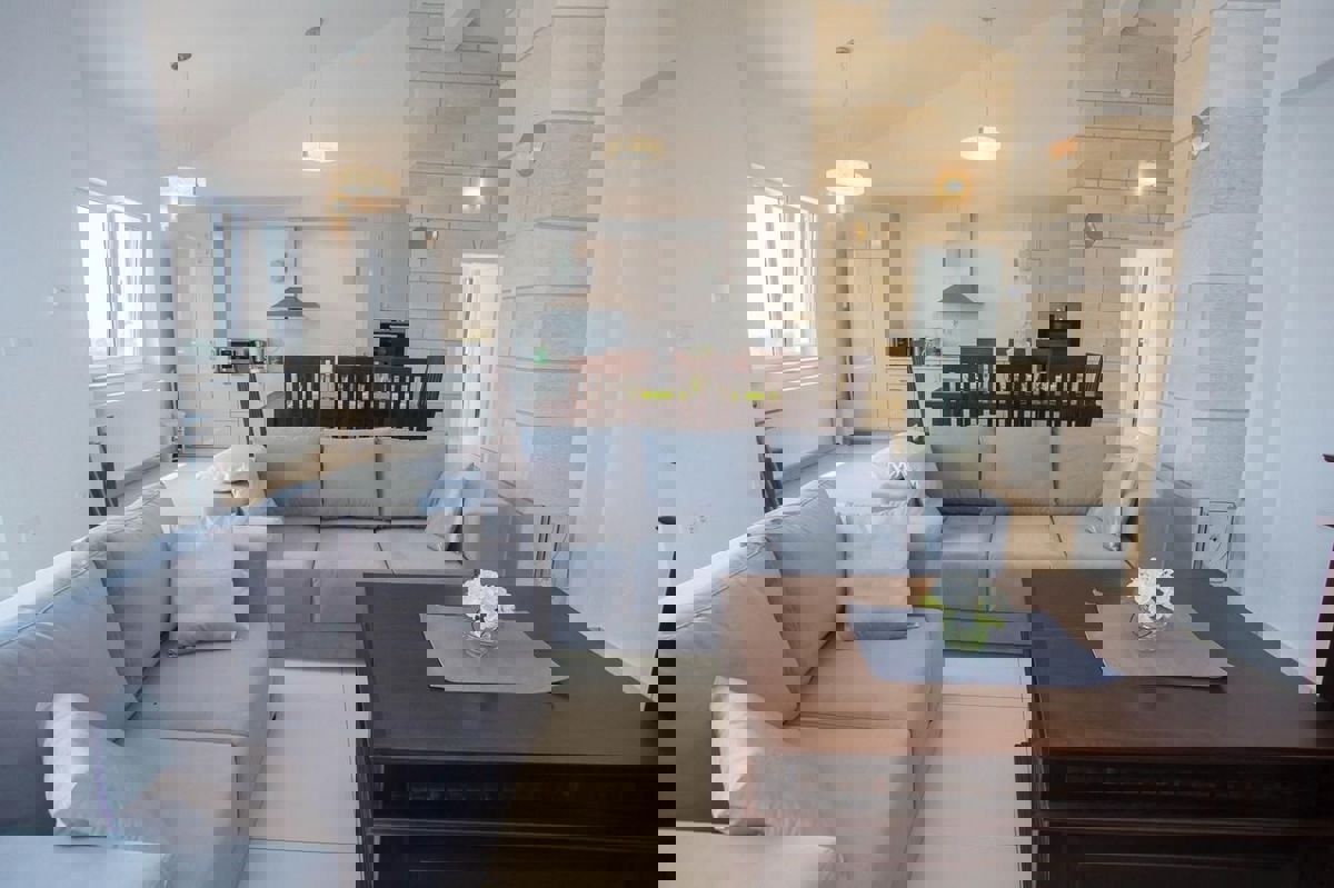 POREČ - VILA S TREM APARTMAJI IN PANORAMSKIM POGLEDOM NA MORJE