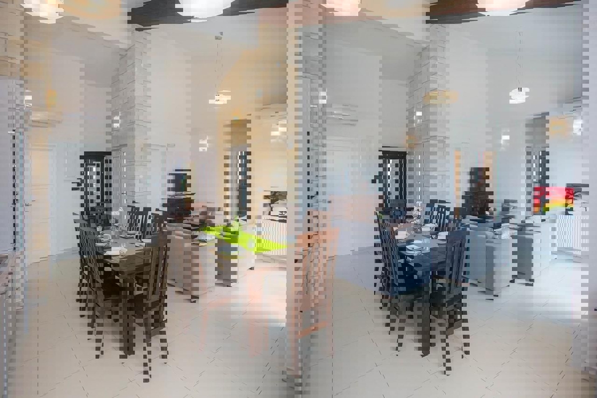 POREČ - VILA S TREM APARTMAJI IN PANORAMSKIM POGLEDOM NA MORJE