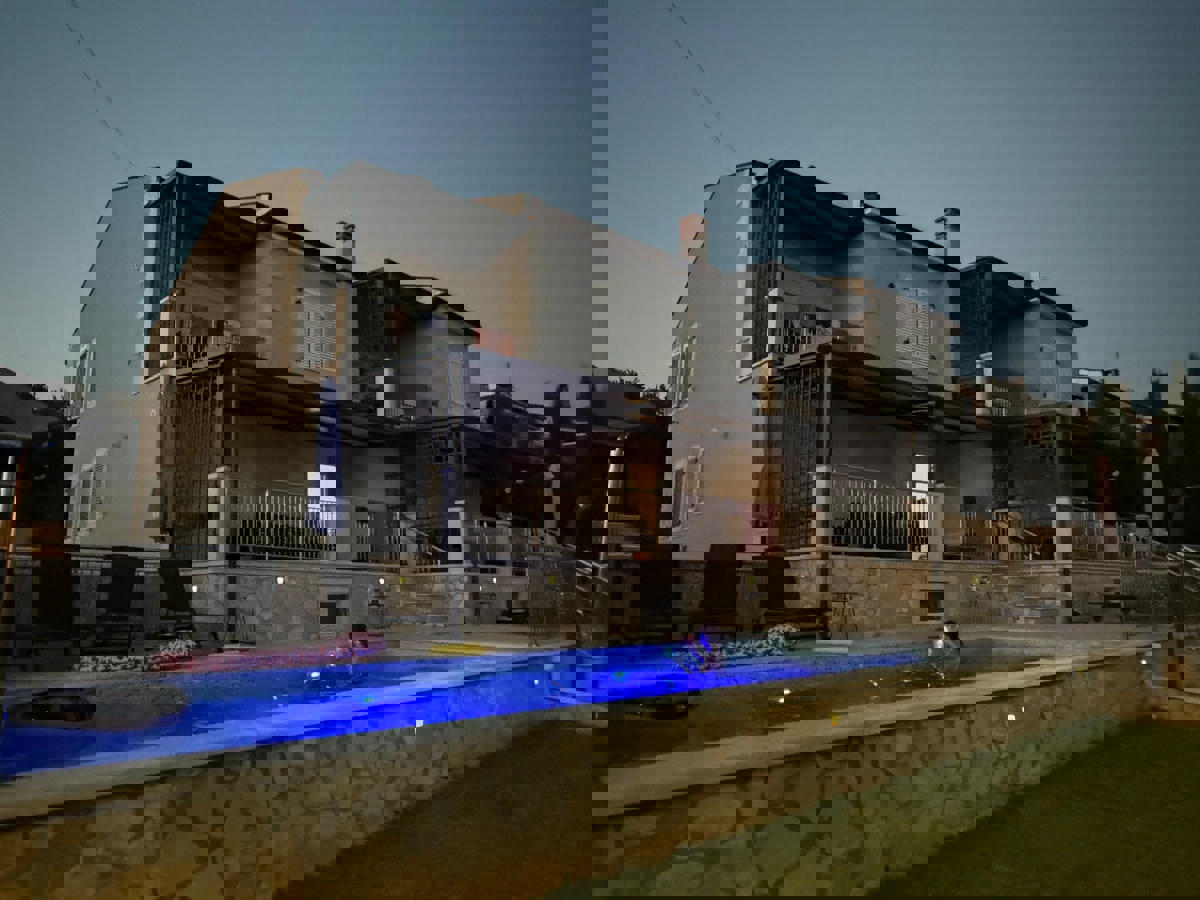 POREČ - VILA S TREM APARTMAJI IN PANORAMSKIM POGLEDOM NA MORJE