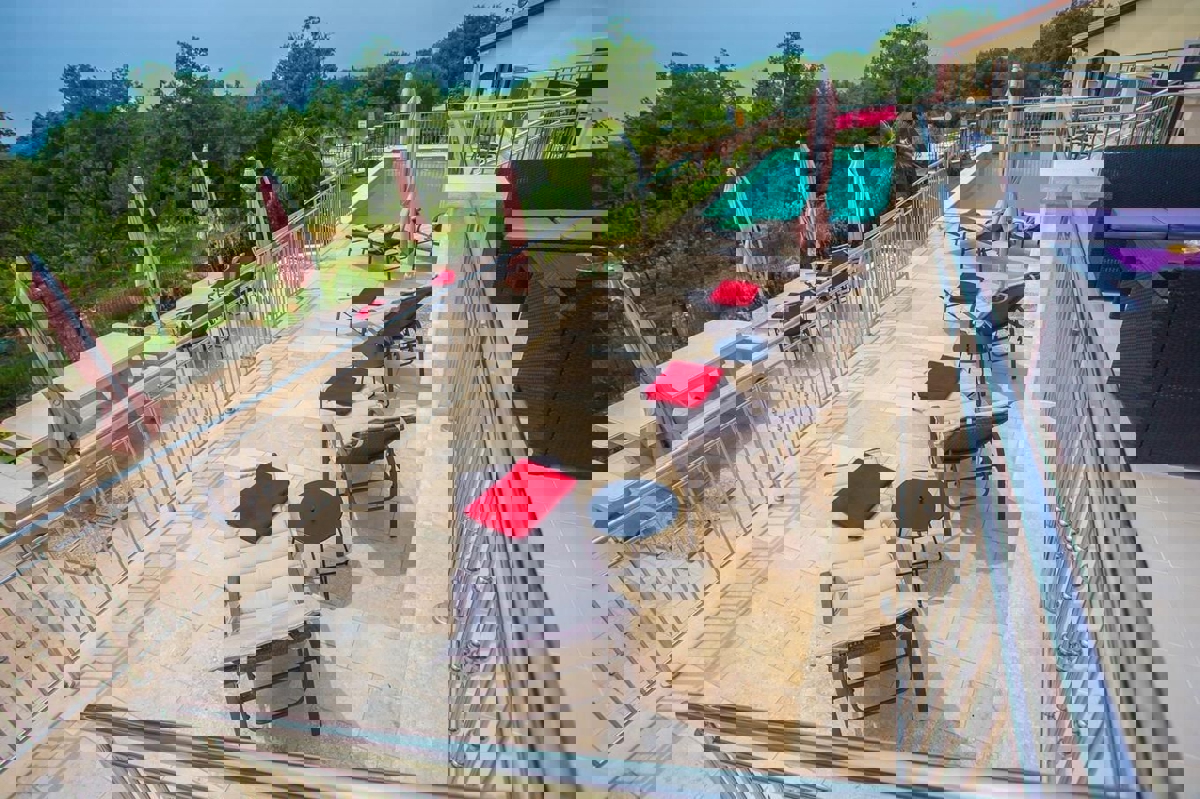 POREČ - VILA S TREM APARTMAJI IN PANORAMSKIM POGLEDOM NA MORJE