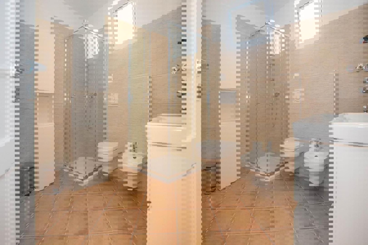 POREČ - VILA S TREM APARTMAJI IN PANORAMSKIM POGLEDOM NA MORJE