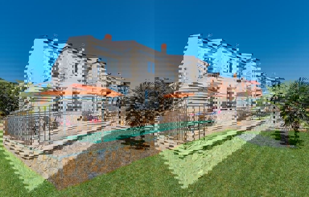 POREČ - VILA S TREM APARTMAJI IN PANORAMSKIM POGLEDOM NA MORJE