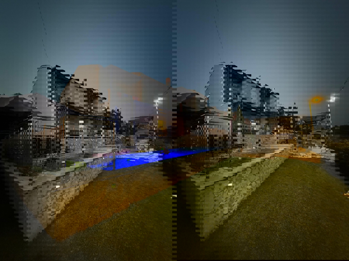 POREČ - VILA S TREM APARTMAJI IN PANORAMSKIM POGLEDOM NA MORJE