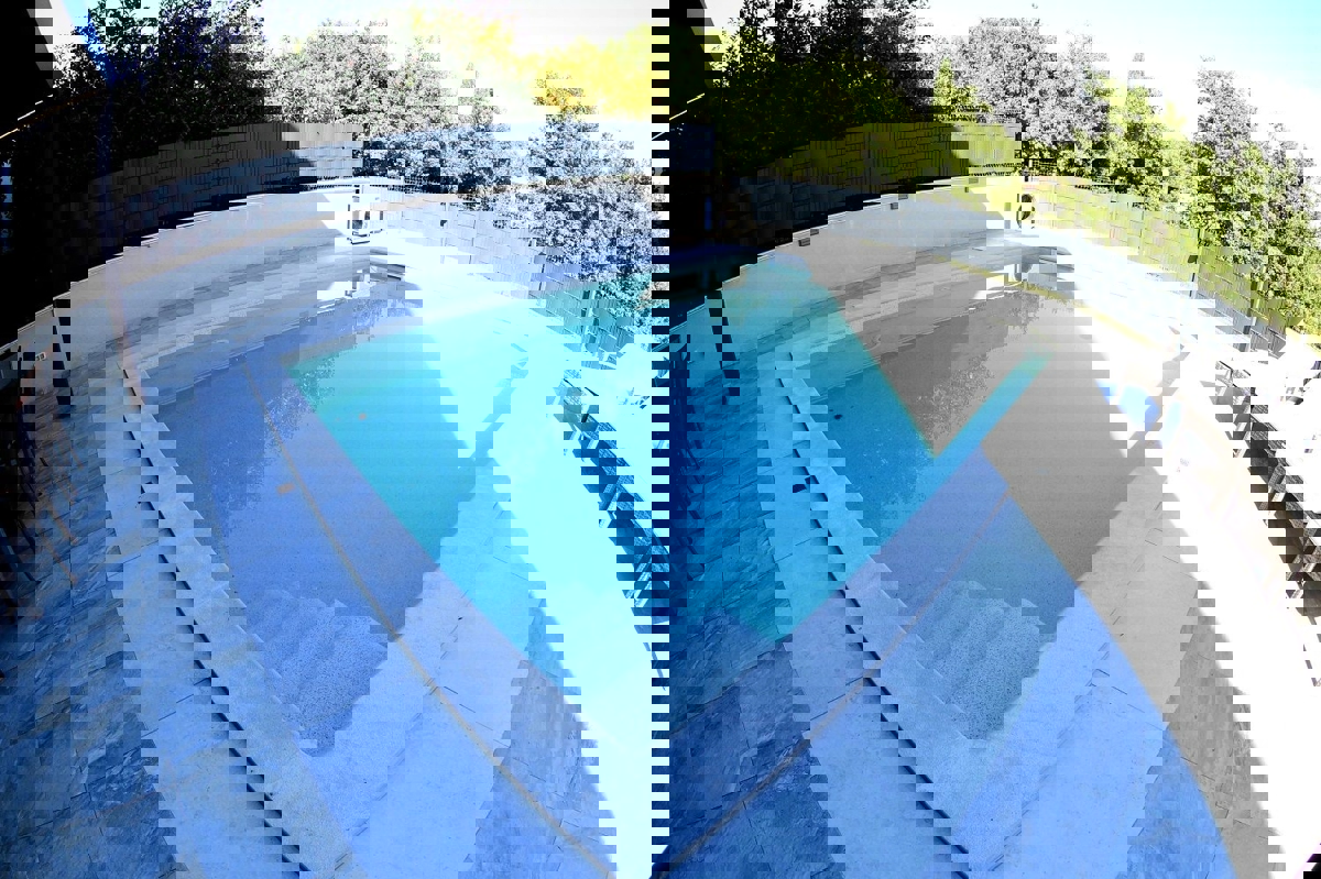 POREČ - PRITLIČNO STANOVANJE Z LASTNIM BAZENOM NAPRODAJ