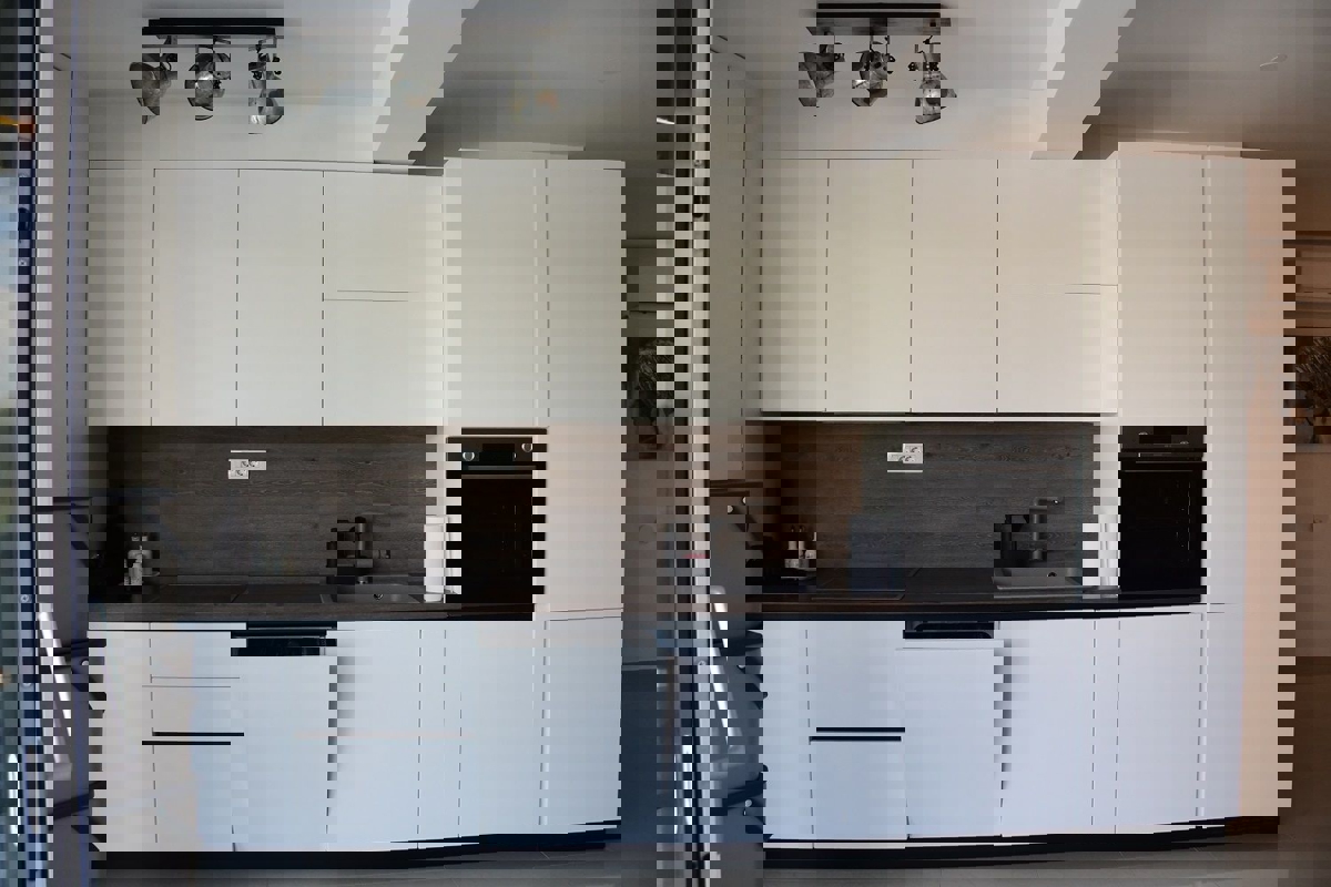 POREČ - PRITLIČNO STANOVANJE Z LASTNIM BAZENOM NAPRODAJ