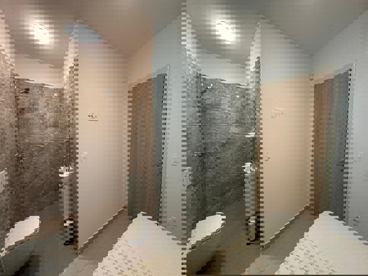 POREČ - PRITLIČNO STANOVANJE Z LASTNIM BAZENOM NAPRODAJ