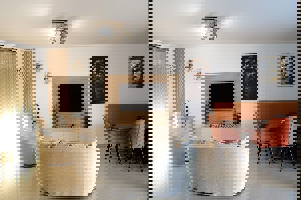 POREČ - PRITLIČNO STANOVANJE Z LASTNIM BAZENOM NAPRODAJ