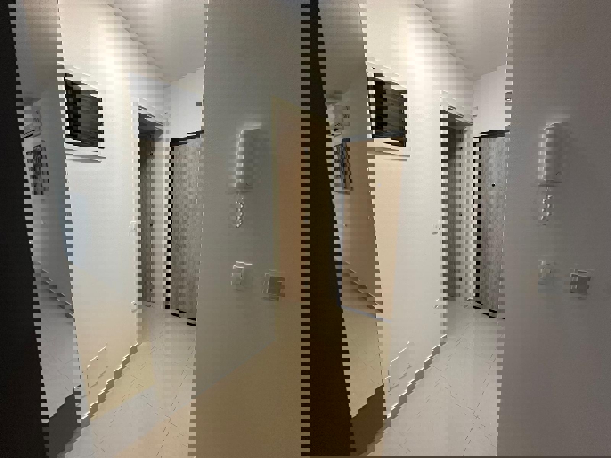 POREČ - PRITLIČNO STANOVANJE Z LASTNIM BAZENOM NAPRODAJ