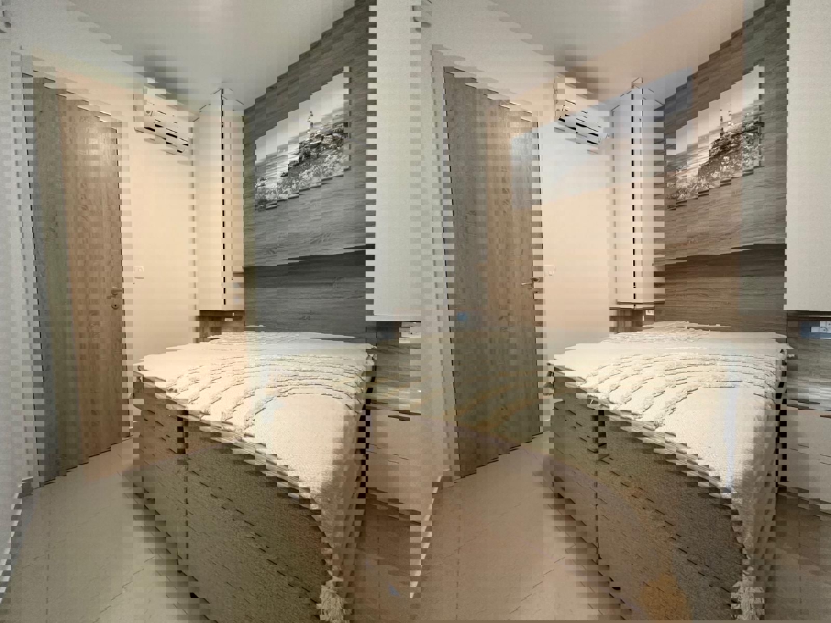 POREČ - PRITLIČNO STANOVANJE Z LASTNIM BAZENOM NAPRODAJ