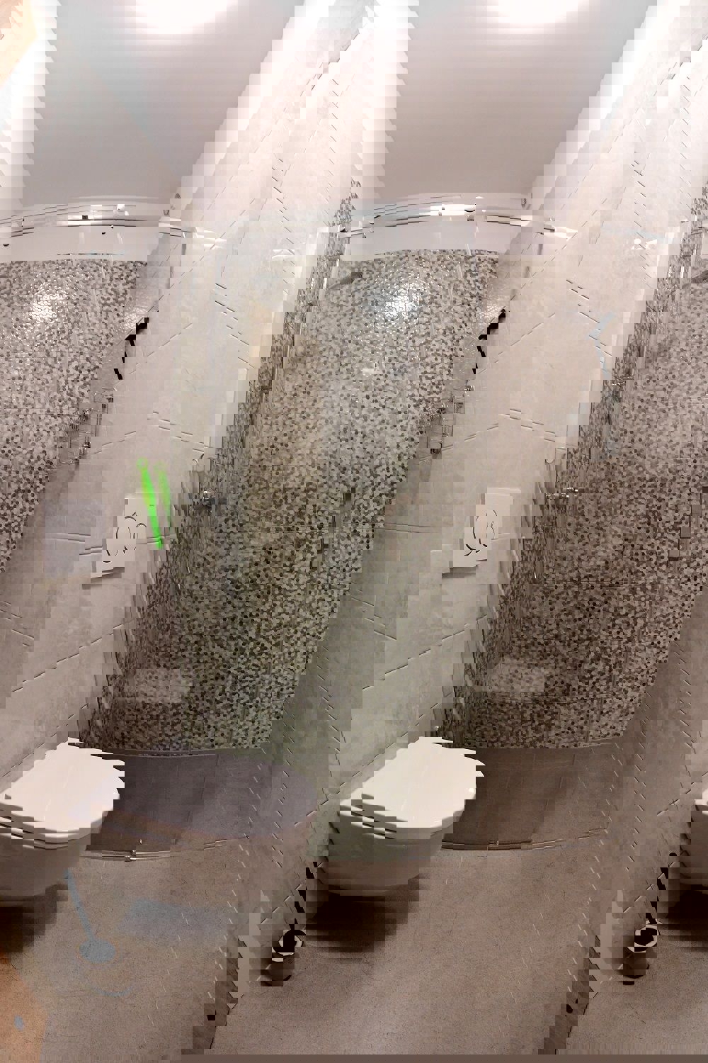 POREČ - PRITLIČNO STANOVANJE Z LASTNIM BAZENOM NAPRODAJ