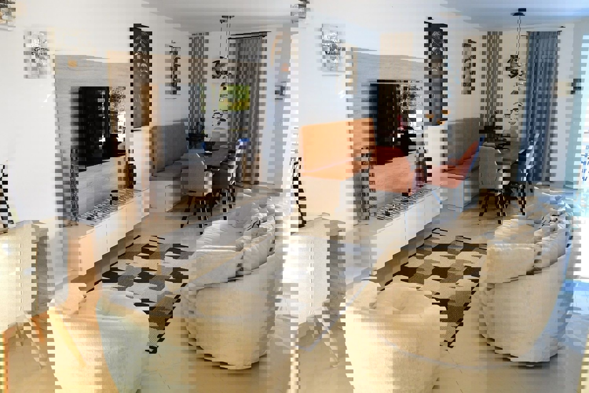 POREČ - PRITLIČNO STANOVANJE Z LASTNIM BAZENOM NAPRODAJ