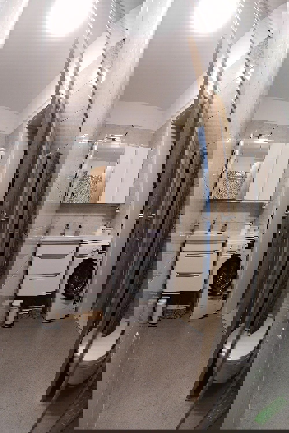 POREČ - PRITLIČNO STANOVANJE Z LASTNIM BAZENOM NAPRODAJ