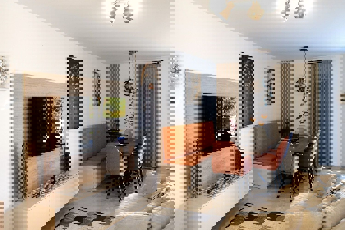 POREČ - PRITLIČNO STANOVANJE Z LASTNIM BAZENOM NAPRODAJ