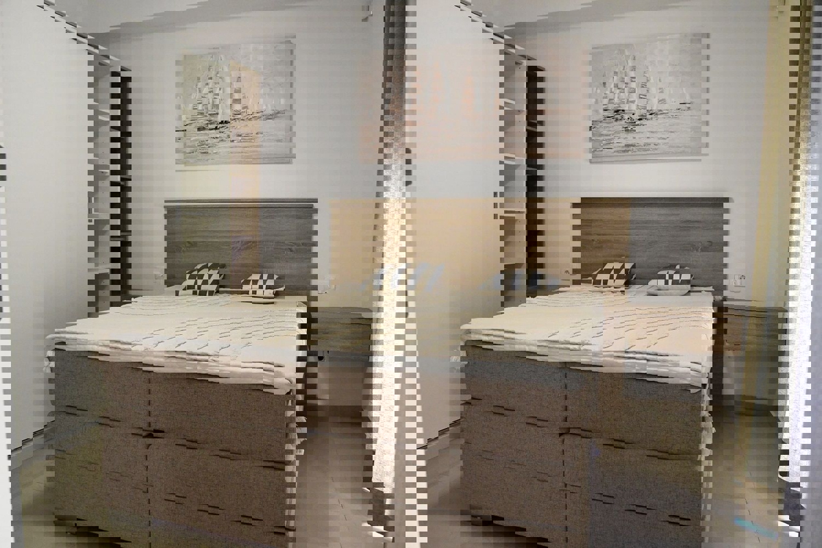 POREČ - PRITLIČNO STANOVANJE Z LASTNIM BAZENOM NAPRODAJ