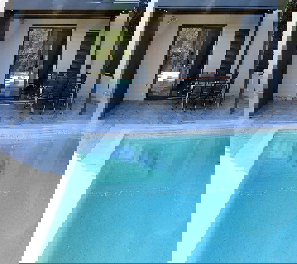 POREČ - PRITLIČNO STANOVANJE Z LASTNIM BAZENOM NAPRODAJ