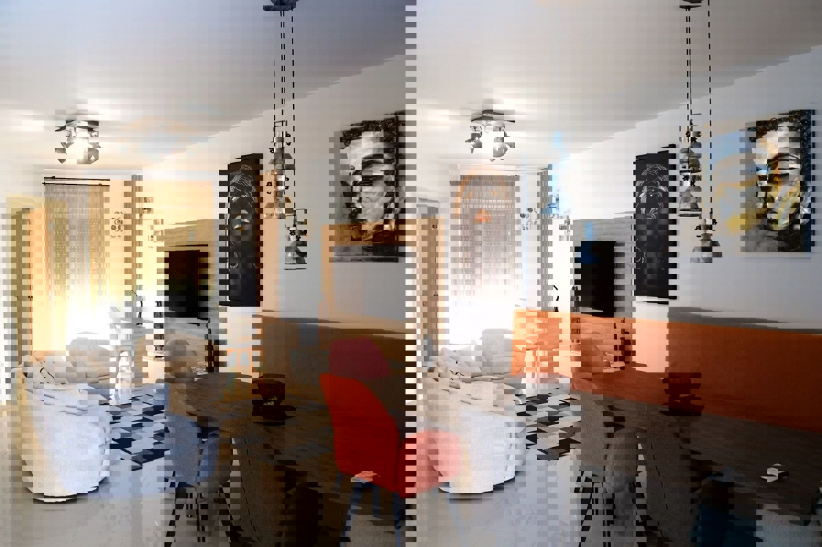 POREČ - PRITLIČNO STANOVANJE Z LASTNIM BAZENOM NAPRODAJ