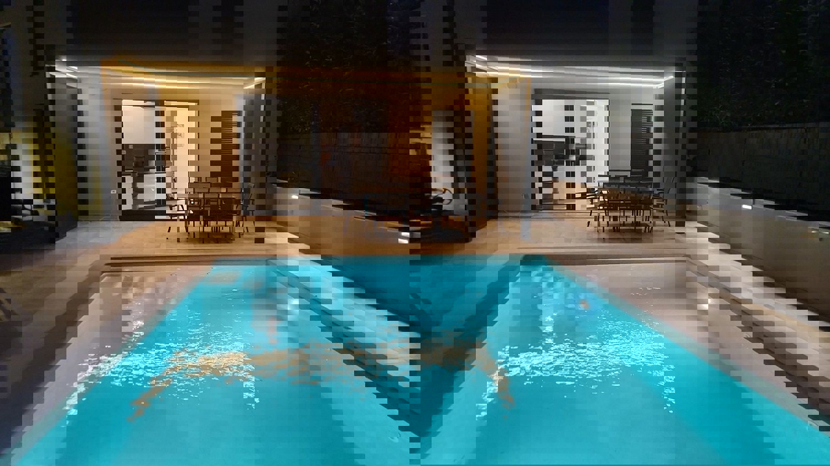 POREČ - PRITLIČNO STANOVANJE Z LASTNIM BAZENOM NAPRODAJ