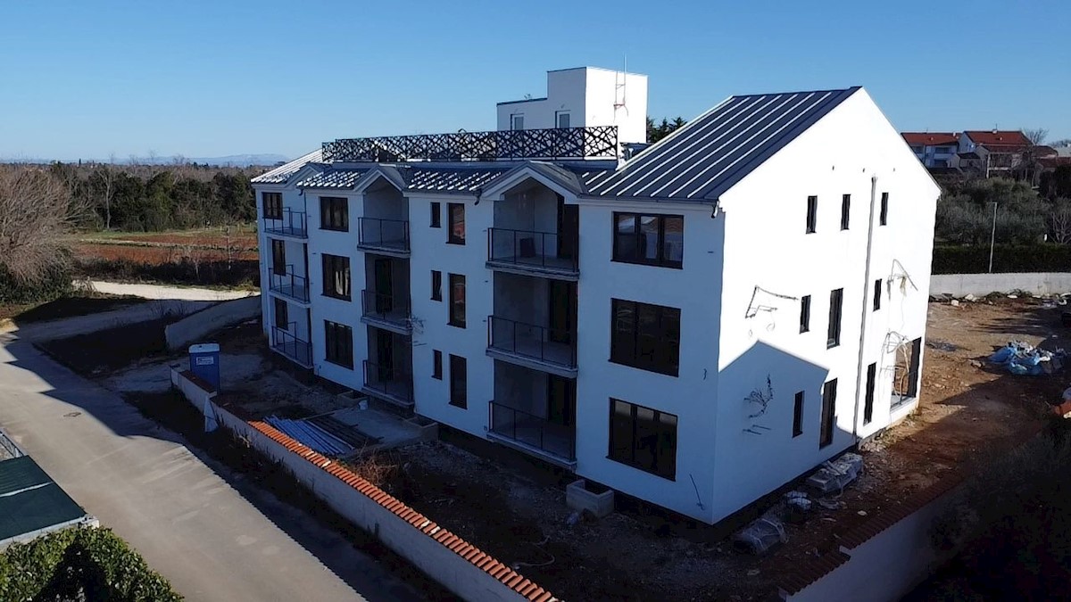 UMAG-BAŠANIJA-PRITLIČNI APARTMA Z VRTOM PRODAM 400 M OD MORJA