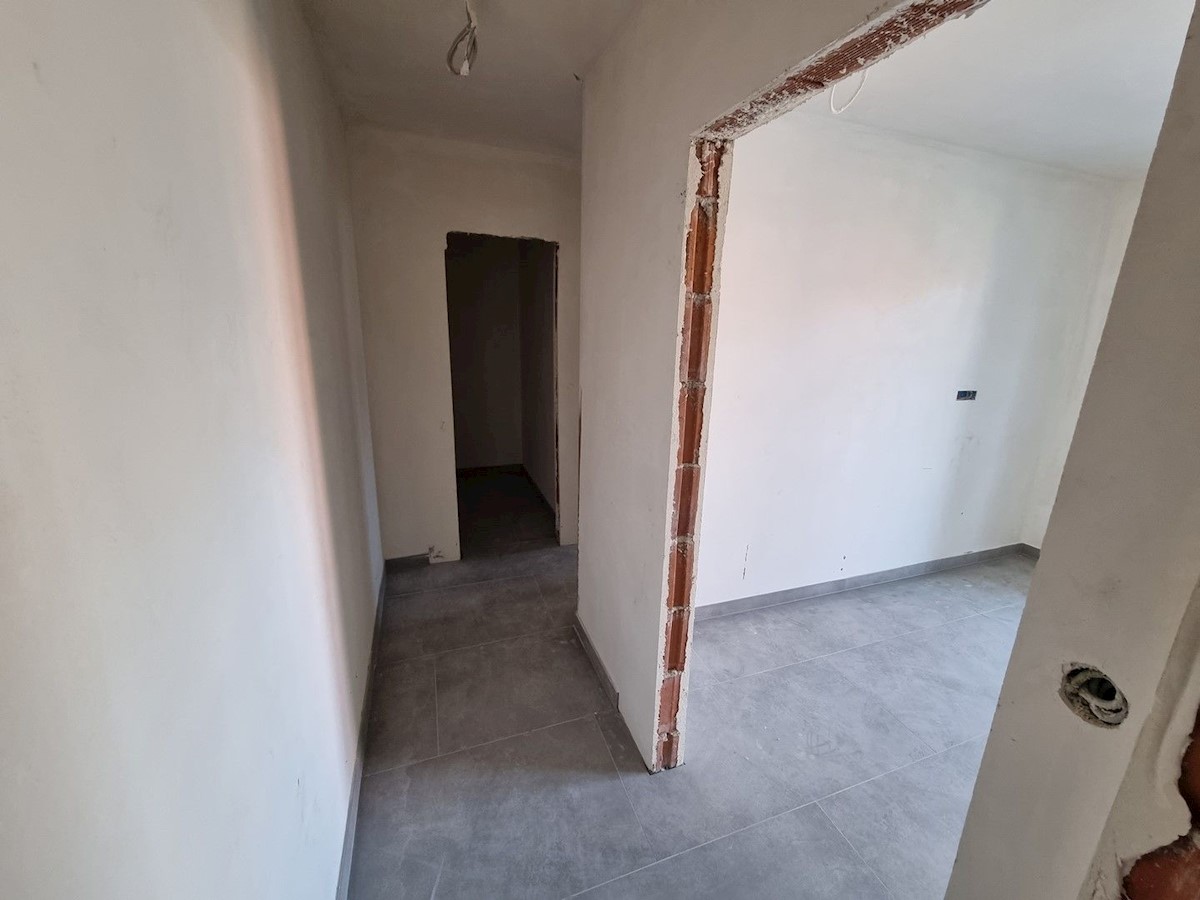 UMAG-BAŠANIJA-PRITLIČNI APARTMA Z VRTOM PRODAM 400 M OD MORJA