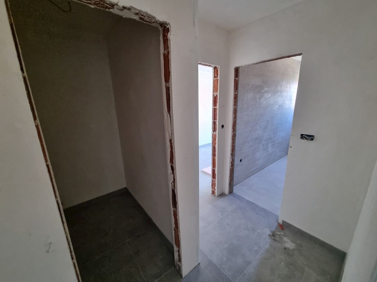 UMAG-BAŠANIJA-PRITLIČNI APARTMA Z VRTOM PRODAM 400 M OD MORJA