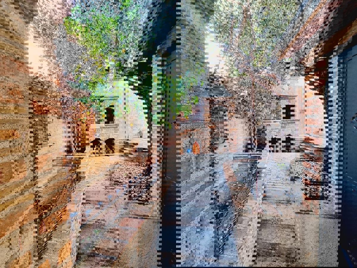TAR-VABRIGA-RENOVIRANA KAMNITA HIŠA Z BAZENOM NAPRODAJ