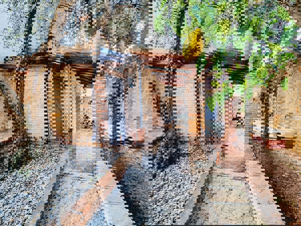 TAR-VABRIGA-RENOVIRANA KAMNITA HIŠA Z BAZENOM NAPRODAJ