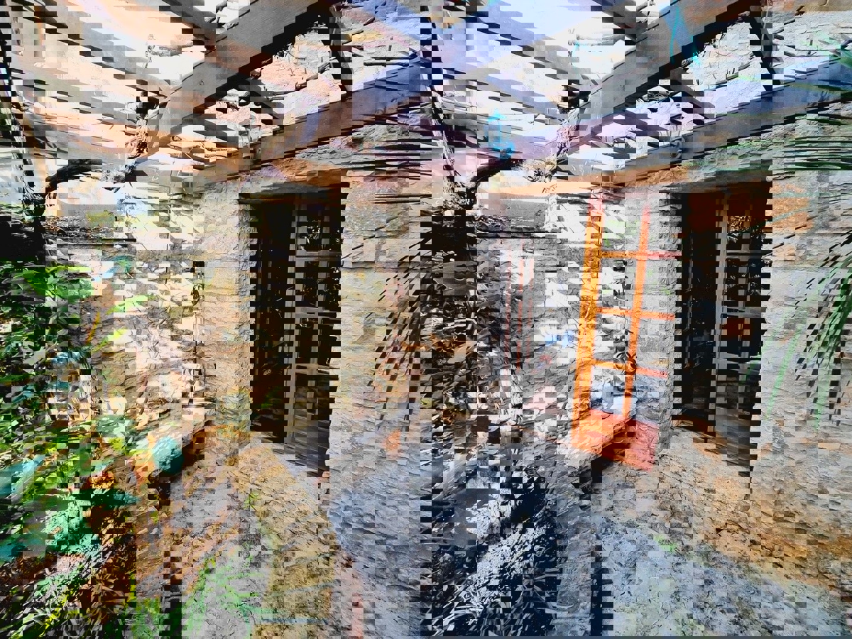 TAR-VABRIGA-RENOVIRANA KAMNITA HIŠA Z BAZENOM NAPRODAJ