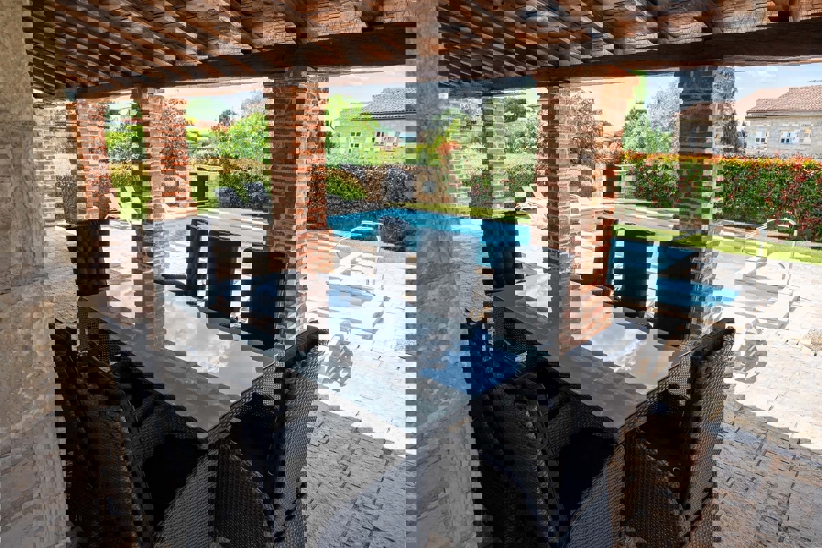SVETI LOVREČ - RUSTIKALNA VILA Z BAZENOM NA PRODAJI