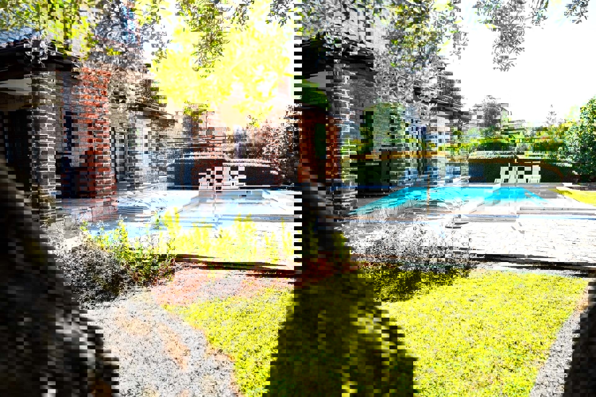 SVETI LOVREČ - RUSTIKALNA VILA Z BAZENOM NA PRODAJI