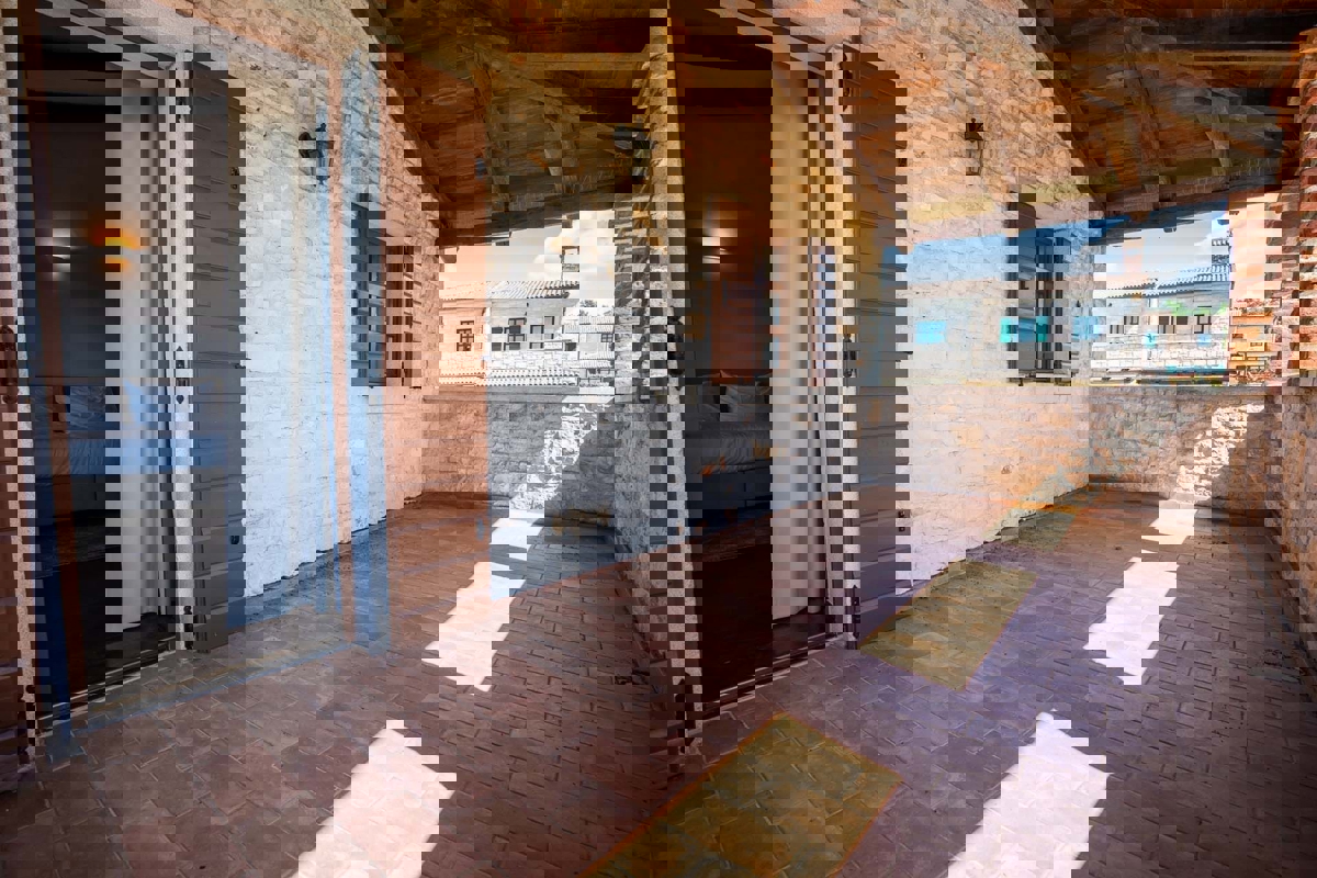 SVETI LOVREČ - RUSTIKALNA VILA Z BAZENOM NA PRODAJI