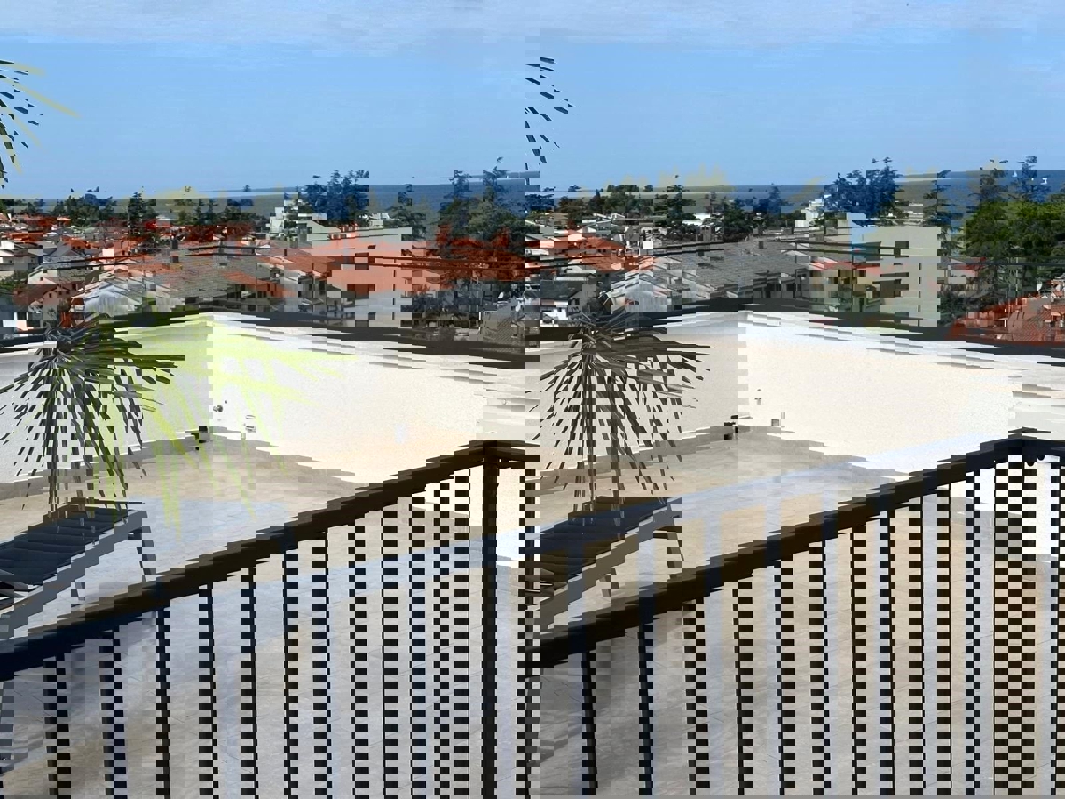 POREČ - PRODAJA MODERNEGA STANOVANJA S STREŠNO TERASO