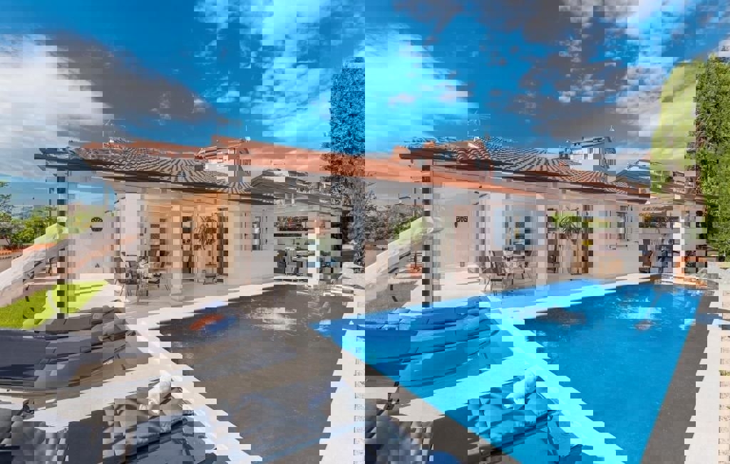 POREČ - PRITLIČNA HIŠA NAPRODAJ Z BAZENOM