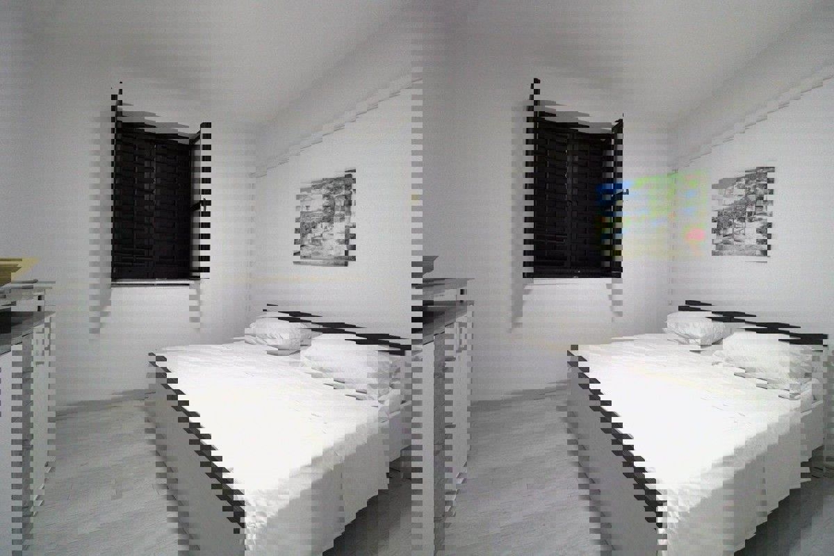 POREČ - PRILOŽNOST - DVA APARTMAJA V ENEM
