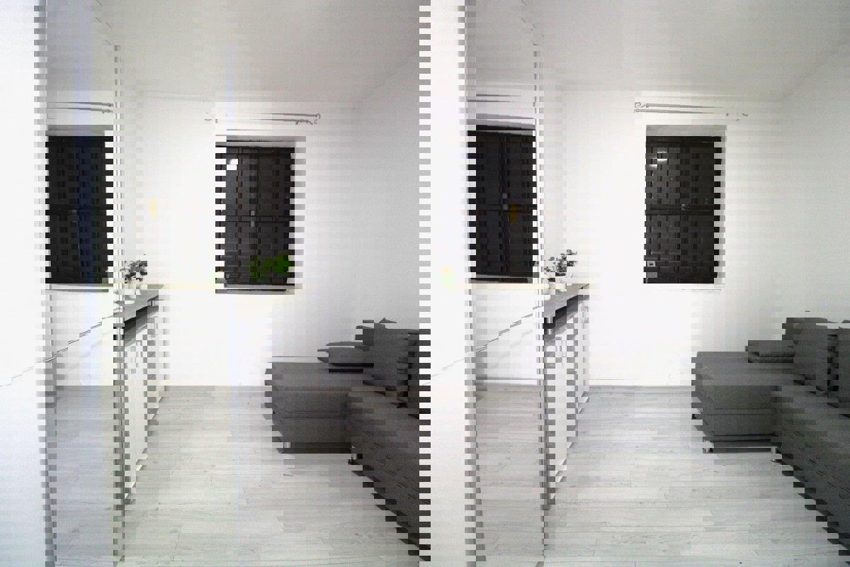 POREČ - PRILOŽNOST - DVA APARTMAJA V ENEM