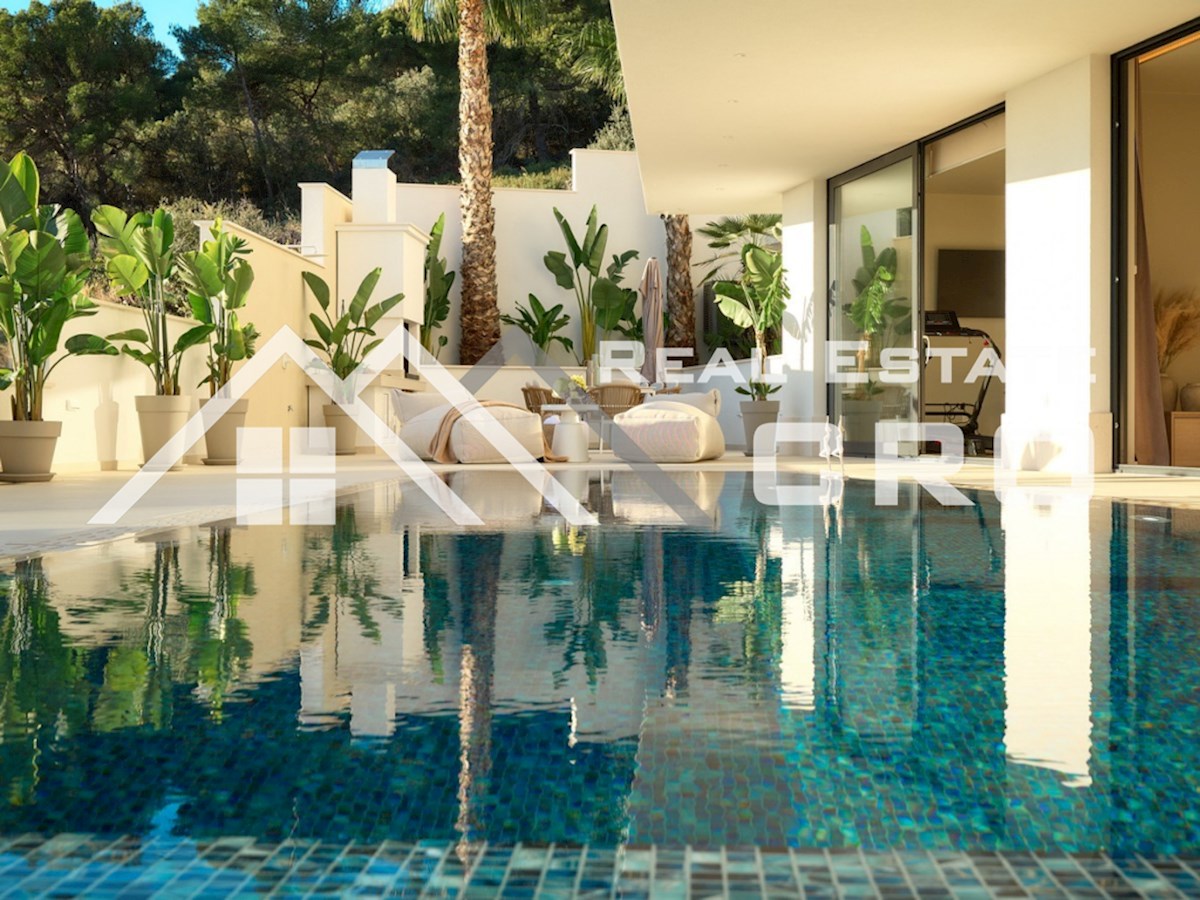 Nepremičnine Čiovo – Luksuzna vila z bazenom in garažo, v mirnem okolju z odprtim pogledom na morje, prodamo