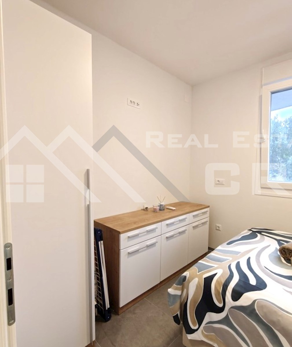 Nepremičnine Čiovo – Opremljeno stanovanje v moderni novogradnji v bližini morja in Trogirja, prodamo